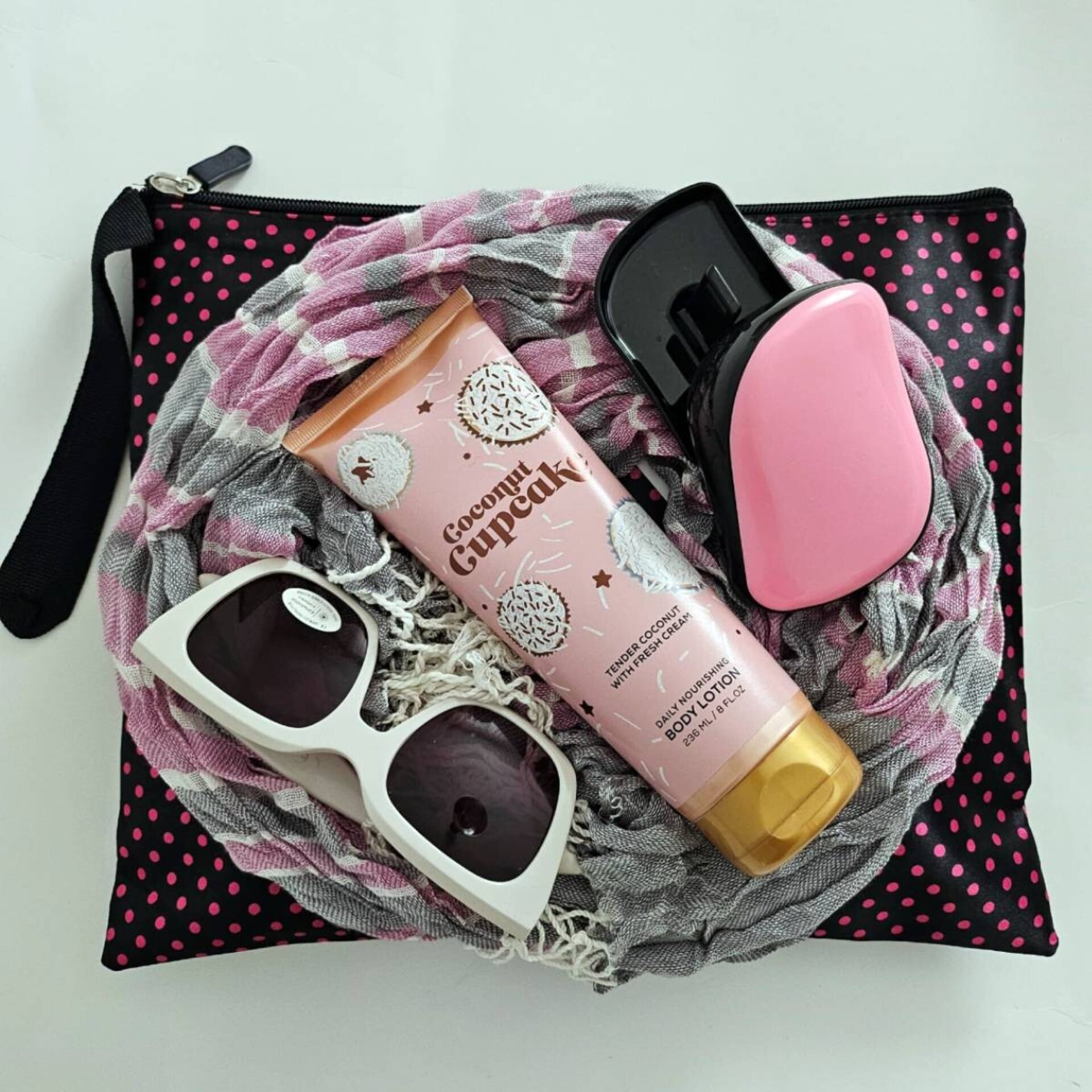 Kit de Viaje Coconut Lotion Bufanda Neceser Cepillo de pelo Gafas de Sol Blancas - 7