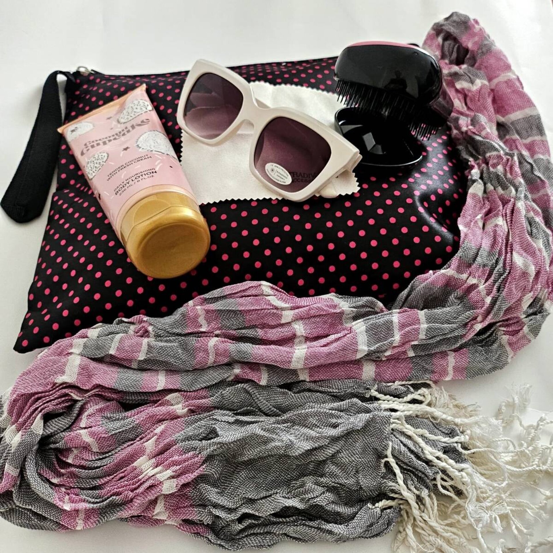 Kit de Viaje Coconut Lotion Bufanda Neceser Cepillo de pelo Gafas de Sol Blancas - 11