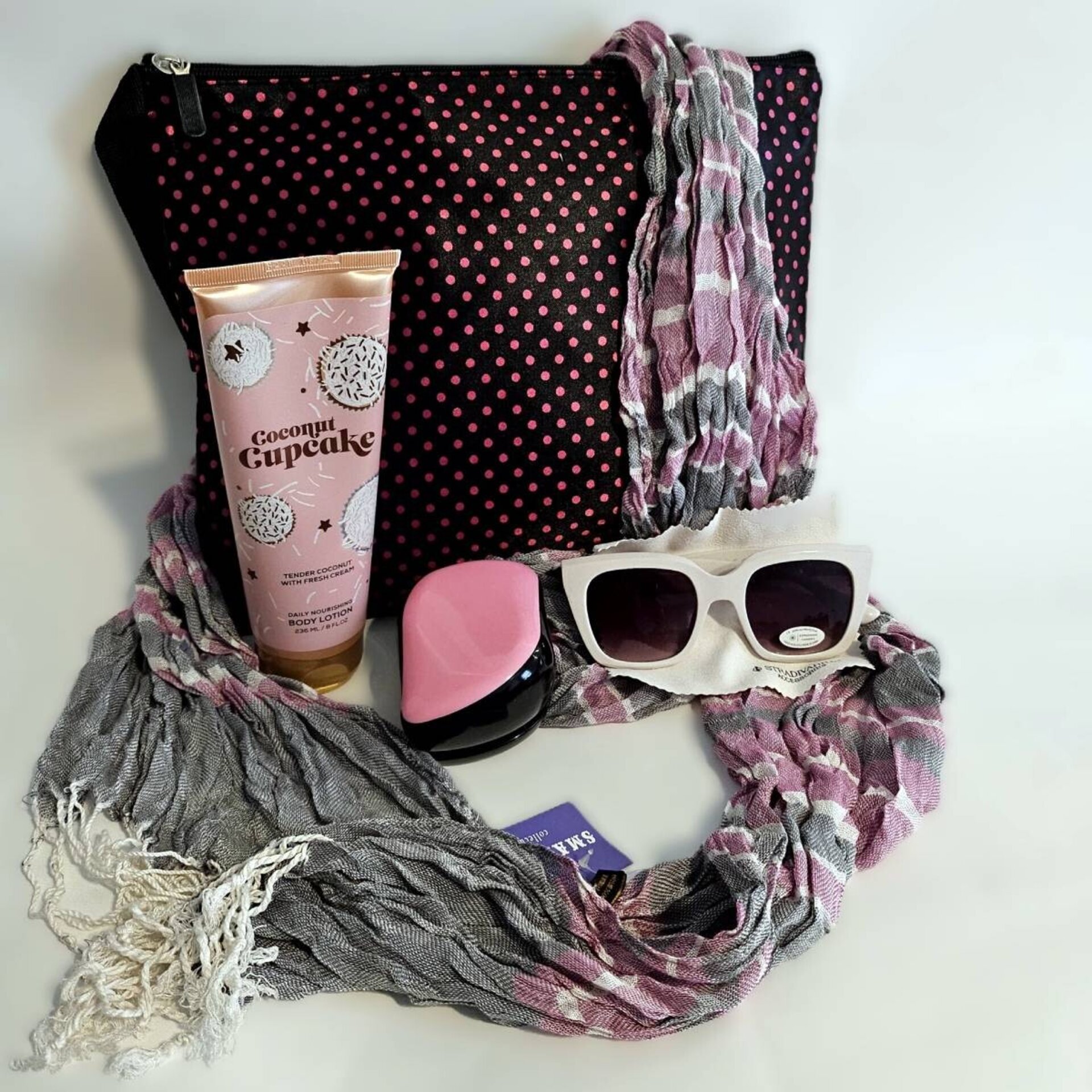 Kit de Viaje Coconut Lotion Bufanda Neceser Cepillo de pelo Gafas de Sol Blancas - 6